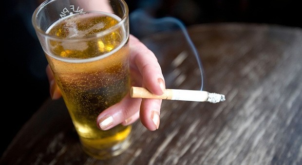 Manovra, niente rialzi alle accise: "salvi" i prezzi di alcol e sigarette