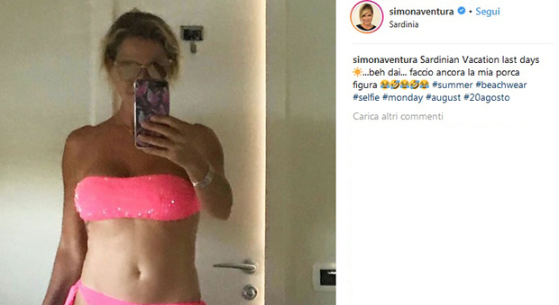 Simona Ventura, selfie in bikini prima della partenza: «Dai, faccio ancora la mia porca figura!»
