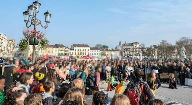 Friday for future, gli studenti tornano in piazza per il clima. Flash mob in corso del Popolo