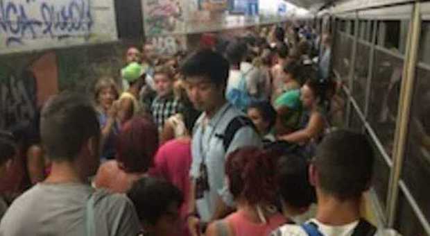 «Odissea» sulla Circum, treni fermi e turisti persi: tre ore per andare da Napoli a Sorrento