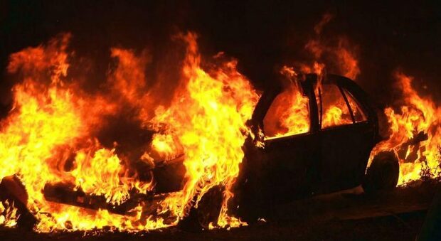 Cutrofiano, incendiata l'auto di un 58enne