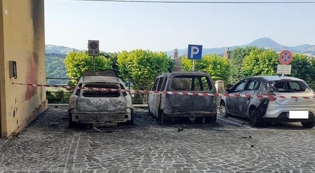 Le auto distrutte dall'incendio a Rosora (foto tratta da Rosora News)