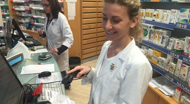 Nella foto d'archivio una farmacista con una ricetta elettronica