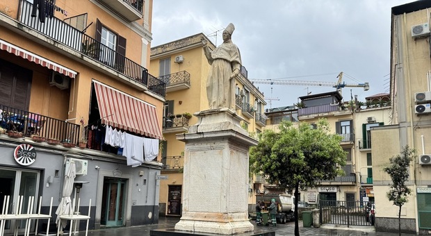 Campi Flegrei, il bradisismo allarma Pozzuoli: «È l'ira di Santo Mamozio. La statua torni in piazza»