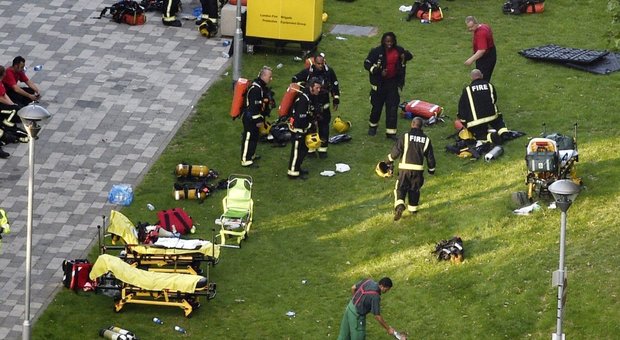Londra, grattacielo in fiamme, il capo dei pompieri: «Incidente senza precedenti»