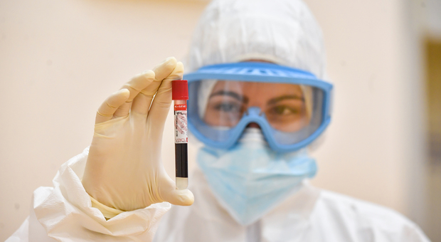 Il virologo che scoprì Ebola: «La pandemia è appena cominciata»