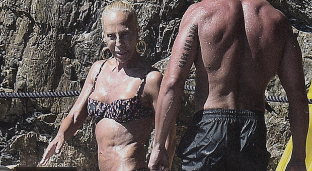 Donatella Versace, bikini a 61 anni a Portofino