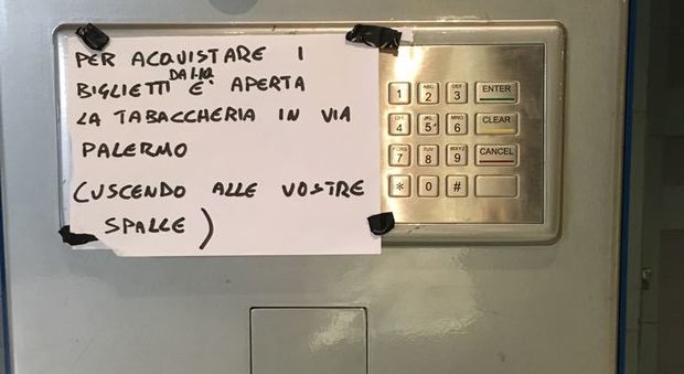 «Biglietteria della metro di Napoli fuori uso: insopportabile»