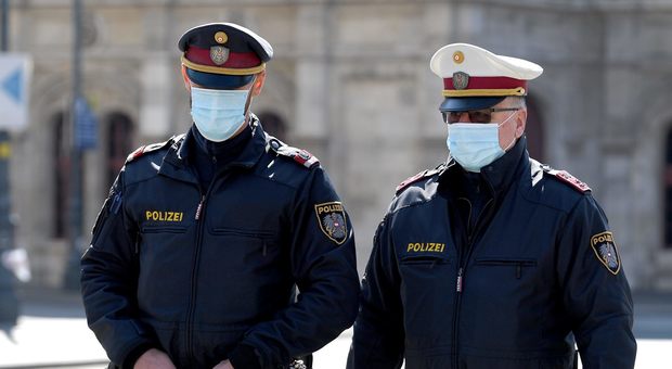 Peti contro la polizia, cittadino multato per 500 euro: «Ha liberato l'aria volontariamente»