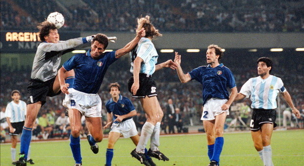 Trent'anni fa, la semifinale maledetta in cui Maradona e l'Argentina spensero per sempre le Notti Magiche degli azzurri a Italia 90