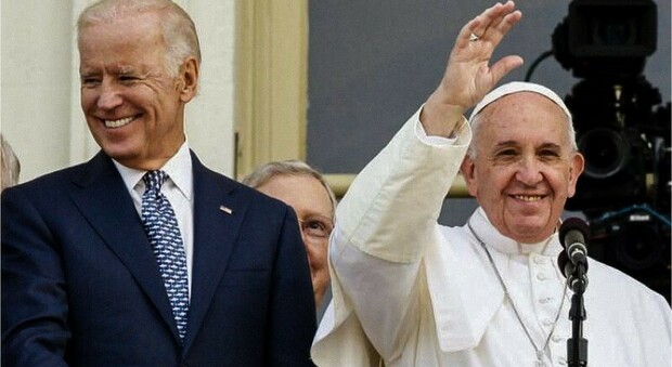 Divieto di dare la comunione ai politici abortisti (come Biden): il Vaticano invita al dialogo i vescovi americani