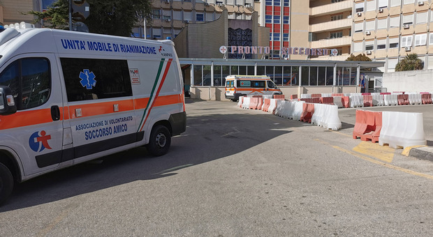 Salento, 47enne in quarantena ingerisce detergente e si dà fuoco. Grave in ospedale