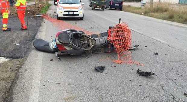 Latina, motociclista resta impigliato nella rete di un cantiere: finisce contro un palo e muore