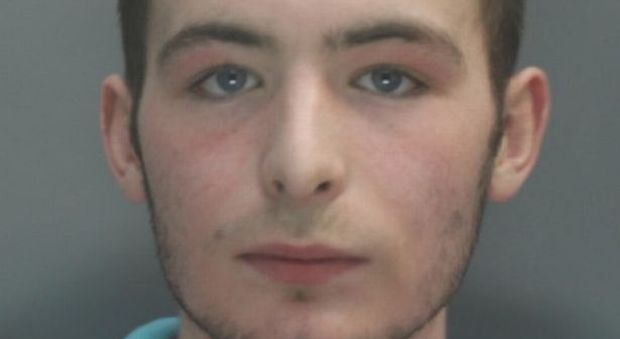 Gran Bretagna, abusa di due bimbi e scatta foto: condannato a 2 anni e 8 mesi