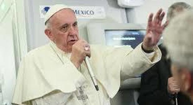Papa Francesco: domani parlerà del Catechismo e forse replicherà alle accuse di eresia