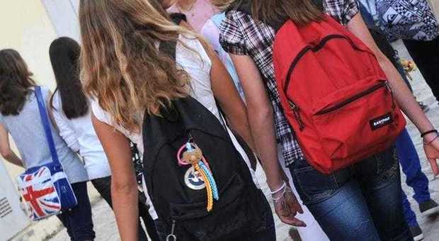 Choc a Napoli, arrestato prof di liceo: abusi sessuali su due studentesse