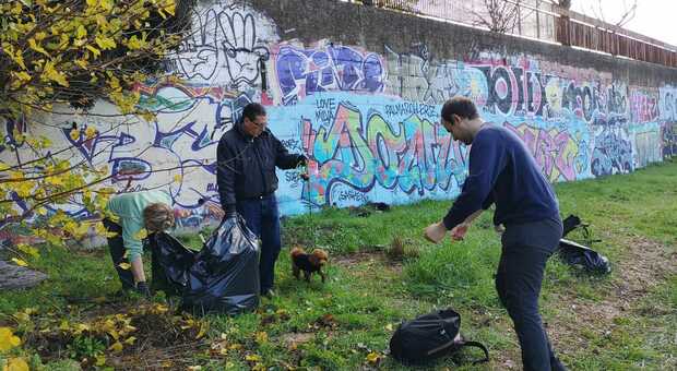 Rifiuti a Roma, i volontari degli “Amici Parco Sannazzaro” ripuliscono l’intera area verde