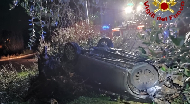 Incidente stradale nella notte: 26enne si schianta contro un albero e l'auto si ribalta e prende fuoco