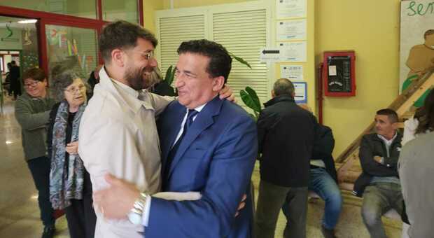 Il presidente della Provincia, Luca Di Stefano (a sinistra) si complimenta con Enzo Perciballi, confermato sindaco di Boville