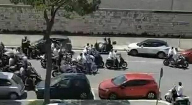 Il corteo funebre contromano davanti al carcere di Bari