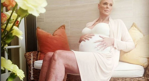 Brigitte Nielsen choc, incinta col pancione a 54 anni: «La famiglia si sta allargando»