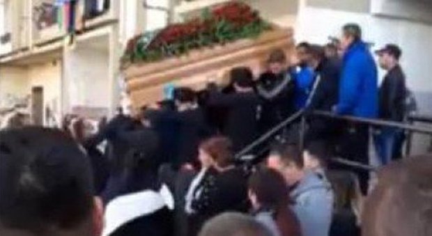 Coronavirus, nomadi rom organizzano un funerale: esplode un focolaio di Covid a Campobasso