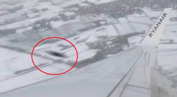 "Ufo sfiora l'aereo", panico sul volo Ryanair: ecco il video di un passeggero