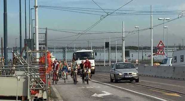 Tutti in bici sul Ponte della Libertà alla "conquista" di Venezia