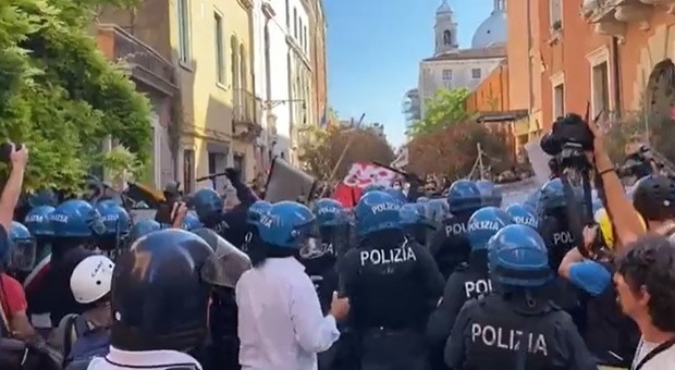 G20 Venezia, tafferugli e cariche della polizia durante le manifestazioni di protesta