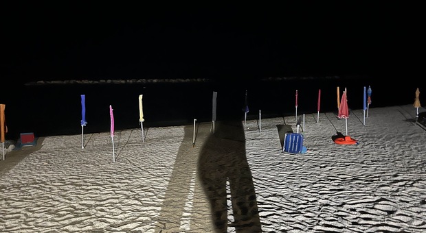 Porto Recanati, lettini e ombrelloni lasciati nella spiaggia libera per tenersi il posto: la Guardia Costiera sequestra tutto