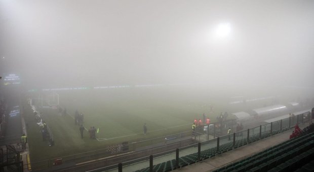 Sassuolo-Torino rinviata per nebbia a gennaio. Frosinone travolto a Palermo: 4-1