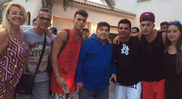 Maradona festeggiato a Dubai da Nico Desideri e i suoi figli, star neomelodiche