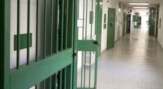 Camorra, regolamento di conti tra quattro boss napoletani nel carcere di Avellino: tutti in ospedale