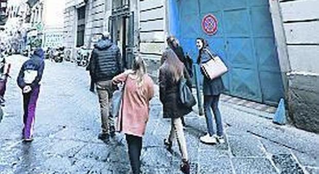 Napoli, via alla stagione teatrale nei locali occupati: «Danno al Comune di quasi 200mila euro»