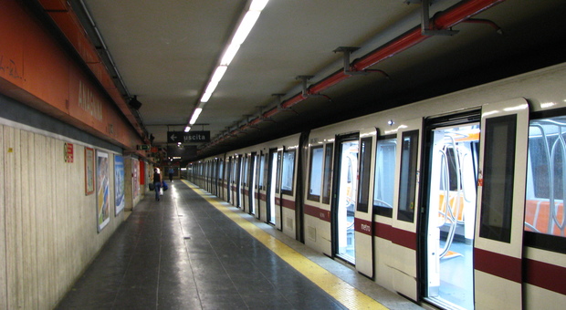 Roma, paura sulla metro A, minaccia passanti armato di coltello: arrestato romeno