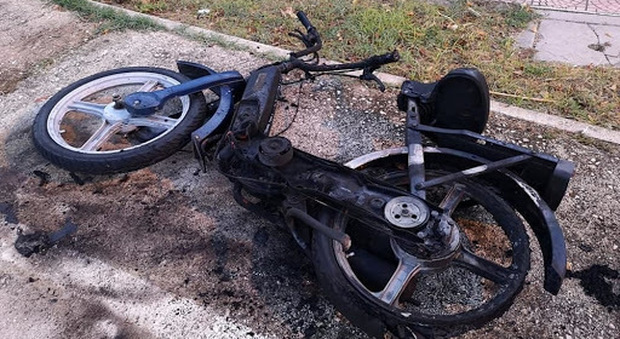 Brucia lo scooter dell'ex fidanzata minorenne: 20enne arrestato nel Napoletano