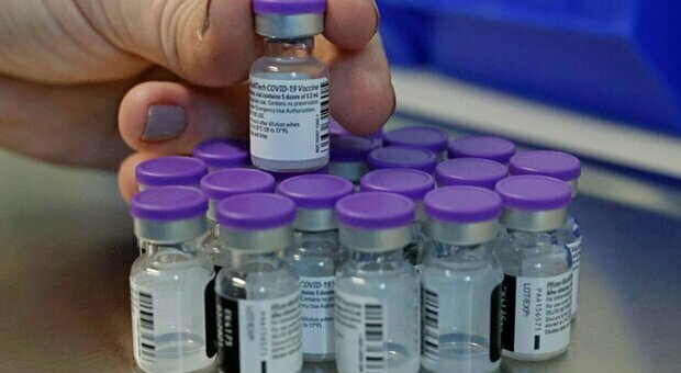 Vaccini in Campania: gelo blocca spedizione, consegna domani, attese 49.000 dosi Pfizer