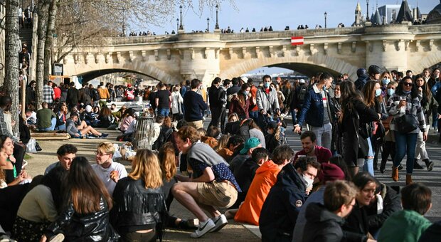 Covid, boom di contagi a Nizza: 751 casi ogni 100 mila abitanti. Il sindaco: «Troppi turisti, rischiamo la catastrofe»
