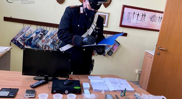 Taranto, scoperto un vero e proprio negozio al dettaglio di cocaina ed eroina: arrestato