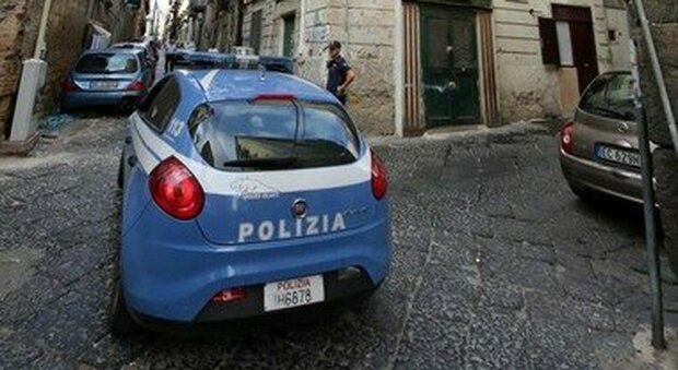 Napoli, si affaccia al balcone di casa e scatta la perquisizione: arrestata