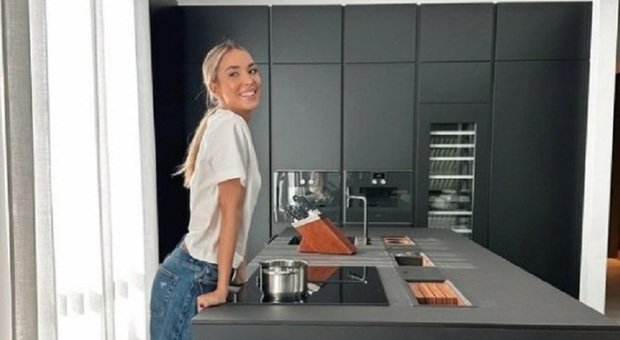 Alice Campello presenta (su Instagram) la sua casa di lusso in Italia, i fan: «Bella la cucina nera, ma la userai?»