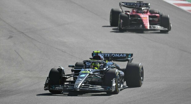 Lewis Hamilton con la Mercedes precede Charles Leclerc con la Ferrari durante il GP di Austin