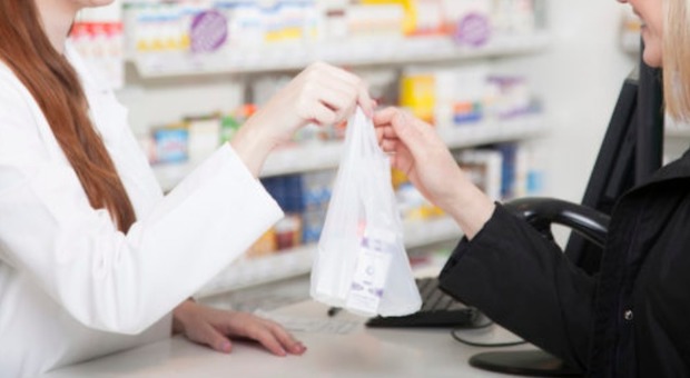 Sacchetti biodegradabili a pagamento anche in farmacia, Federfarma: "Prezzo simbolico, si possono portare da casa"