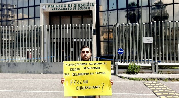 La protesta degli ambientalisti di Acerra davanti al tribunale di Napoli