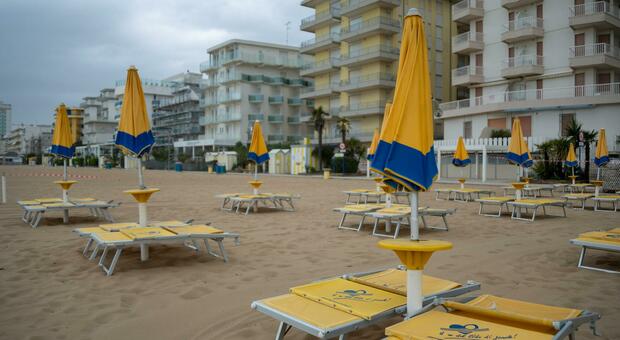 Sdraio e ombrelloni sono già comparsi davanti a piazza Marconi. Caos concessioni, pioggia di ricorsi al Tar. Prenotazioni a rischio negli hotel e posti in spiaggia non garantiti.