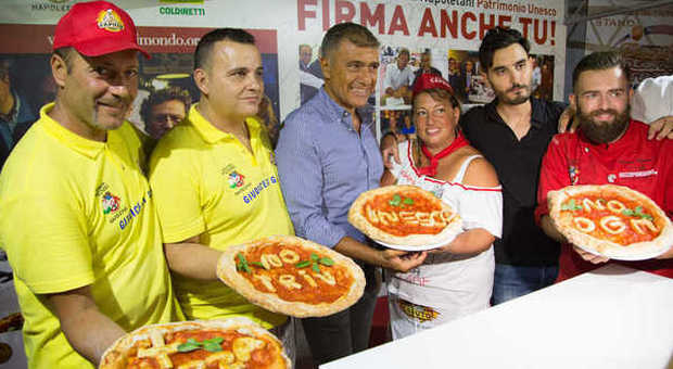 Napoli sfida l’Expo per il record della pizza ​più lunga. E Bruno Vespa prende lezioni
