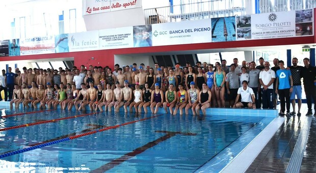Triathlon, allenamento da campioni: a Porto Sant'Elpidio grande festa per i 40 anni della piscina