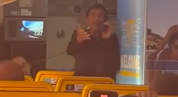 Gianni Morandi sorprende tutti su un aereo, cantando le sue hit all'interfono: «Ma le sapete tutte». Il video è virale