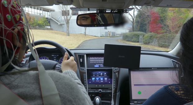 Un test di guida Nissan con il guidatore che ha in testa i sensori