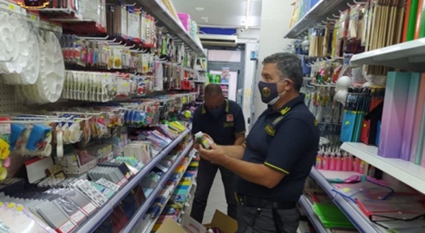 Napoli: blitz della Finanza nei negozi cinesi, sequestrati 3 milioni di articoli pericolosi